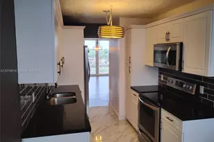 250 Jacaranda Dr, Plantation, FL 33324 - Photo 1