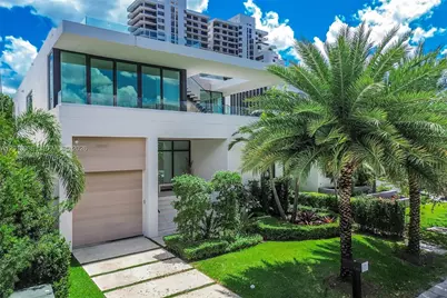 1092 N Venetian Dr, Miami, FL 33139 - Photo 1