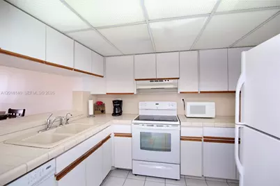2555 Collins Ave #1804, Miami Beach, FL 33140 - Photo 5