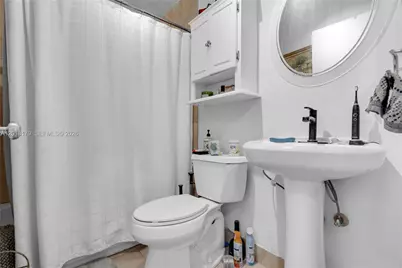 19903 NW 67th Ct, Hialeah, FL 33015 - Photo 15
