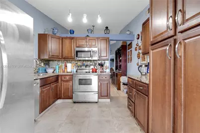 19903 NW 67th Ct, Hialeah, FL 33015 - Photo 9