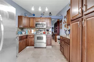 19903 NW 67th Ct, Hialeah, FL 33015 - Photo 9