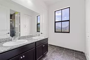 3323 W 96 Pl, Hialeah, FL 33018 - Photo 37