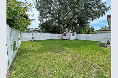 125 SW 3rd Ave, Hallandale Beach, FL 33009 - Photo 17