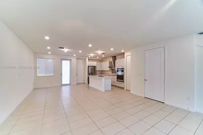 10447 NW 66th St, Doral, FL 33178 - Photo 5