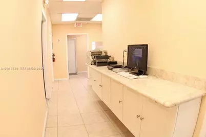 305 NW 10th Ter #305, Hallandale Beach, FL 33009 - Photo 11