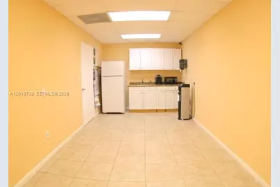 305 NW 10th Ter #305, Hallandale Beach, FL 33009 - Photo 5