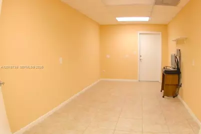 305 NW 10th Ter #305, Hallandale Beach, FL 33009 - Photo 3