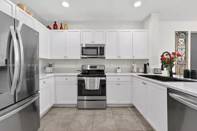 2542 NE 1st St, Homestead, FL 33033 - Photo 13