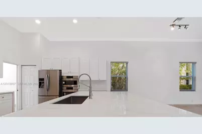 1666 Victoria Pointe Cir, Weston, FL 33327 - Photo 73