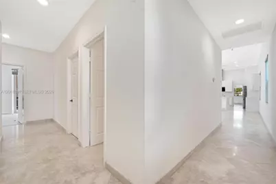 1666 Victoria Pointe Cir, Weston, FL 33327 - Photo 9