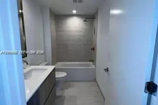 77 SE 5th St, Miami, FL 33131 - Photo 11