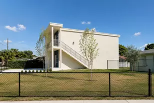 526 NW 6th St, Hallandale Beach, FL 33009 - Photo 23