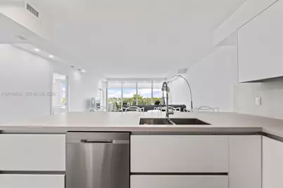 5700 Collins Ave #7J, Miami Beach, FL 33140 - Photo 9