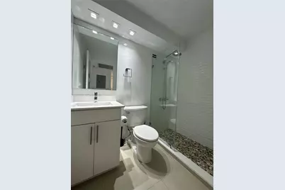 6039 Collins Ave #1221, Miami Beach, FL 33140 - Photo 9