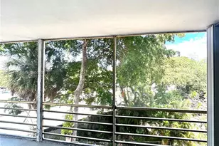 443 NE 195th St, Miami, FL 33179 - Photo 23