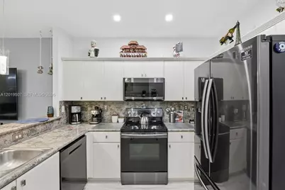 914 SW 151st Pl, Miami, FL 33194 - Photo 9