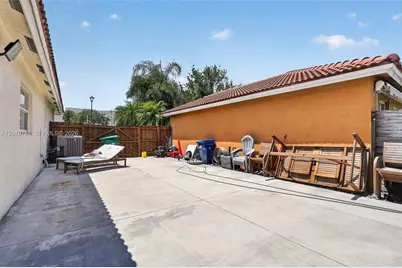 8061 NW 197th St, Hialeah, FL 33015 - Photo 27