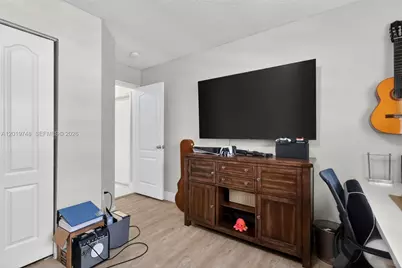 8061 NW 197th St, Hialeah, FL 33015 - Photo 23