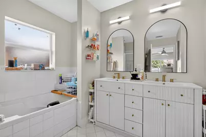 8061 NW 197th St, Hialeah, FL 33015 - Photo 13