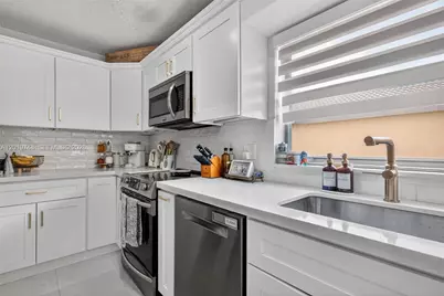 8061 NW 197th St, Hialeah, FL 33015 - Photo 7
