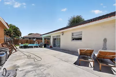 8061 NW 197th St, Hialeah, FL 33015 - Photo 27