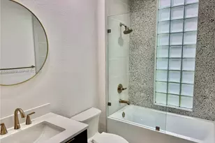 2525 Bay Pointe Ct, Weston, FL 33327 - Photo 21