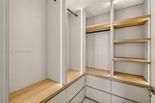 77 5th St, Miami, FL 33131 - Photo 31