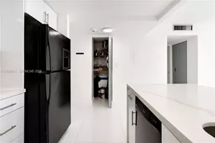 600 NE 36th St, Miami, FL 33137 - Photo 9