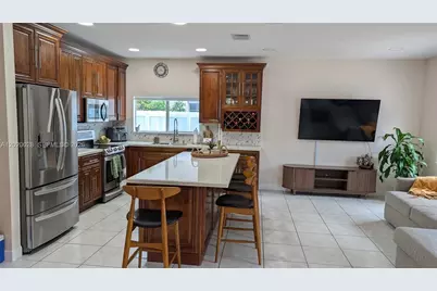 2882 NE 4th St, Homestead, FL 33033 - Photo 9