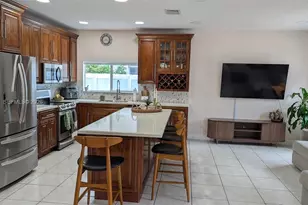 2882 NE 4th St, Homestead, FL 33033 - Photo 9