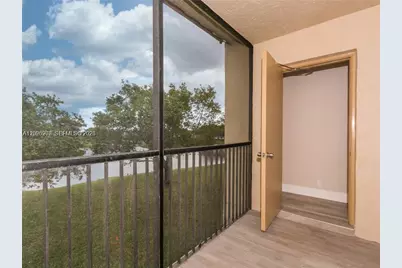 436 Lakeview Dr #203, Weston, FL 33326 - Photo 7