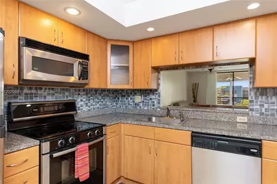 901 Colony Point Cir #521, Pembroke Pines, FL 33026 - Photo 5