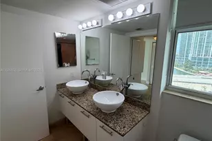 41 SE 5th St, Miami, FL 33131 - Photo 9
