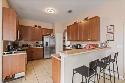 8968 NW 180th Ter, Hialeah, FL 33018 - Photo 9