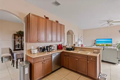 8968 NW 180th Ter, Hialeah, FL 33018 - Photo 7