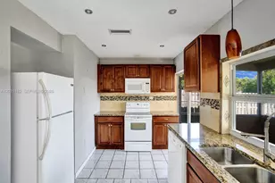 8550 NW 27th Pl, Sunrise, FL 33322 - Photo 5