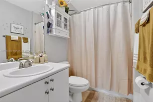 120 Jacaranda Country Club Dr, Plantation, FL 33324 - Photo 25