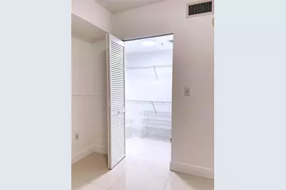 31 SE 5th St #2307, Miami, FL 33131 - Photo 9