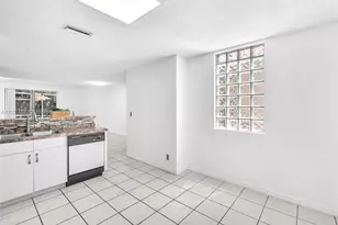 800 Sorrento Dr, Weston, FL 33326 - Photo 9