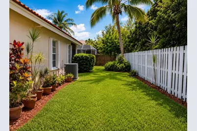 1327 Seagrape Cir, Weston, FL 33326 - Photo 5