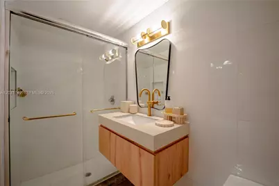 11155 NW 70th St, Doral, FL 33178 - Photo 13