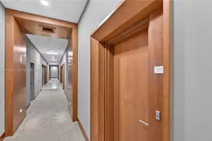 31 SE 5th St, Miami, FL 33131 - Photo 3