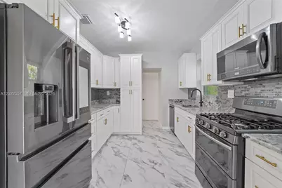 8927 Carlyle Ave, Surfside, FL 33154 - Photo 5