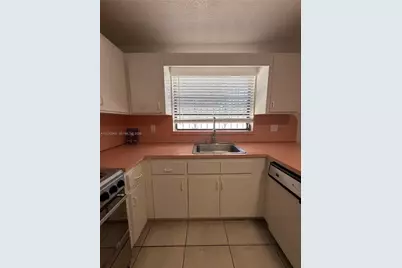 1046 NW 33rd Ave #Back, Miami, FL 33125 - Photo 11