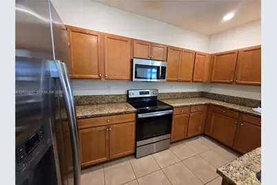 9261 W 33rd Way, Hialeah, FL 33018 - Photo 5