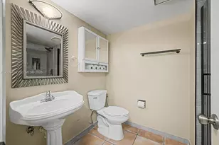 10233 NW 9th St Cir, Miami, FL 33172 - Photo 11