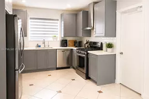 430 NE 145th St, Miami, FL 33161 - Photo 11