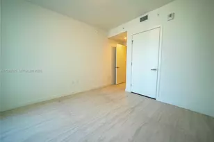 77 SE 5th St, Miami, FL 33131 - Photo 11