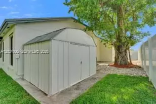 1020 SW 124th Way, Davie, FL 33325 - Photo 7